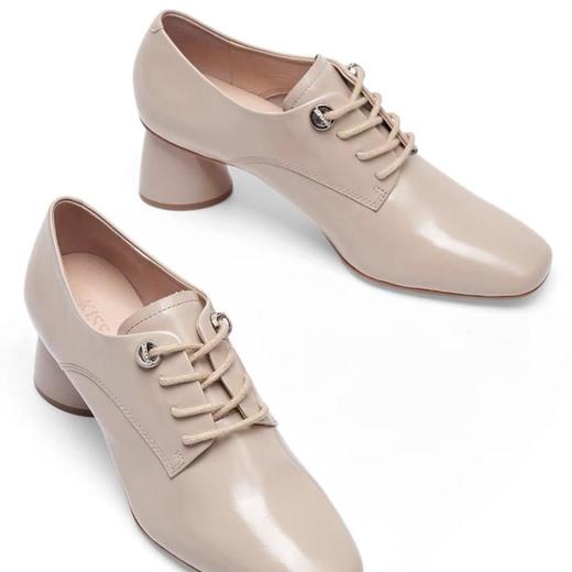 2楼KISSCAT女鞋：接吻猫新款、简约英伦风、通勤方头粗跟深口单鞋KA32506-12 商品图2