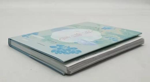 毛边本！！！《荷物志：博物馆里的千年荷韵》，浙江省博物馆编，16开，精装，上海书画出版社2022年10月一版一印。定价118元，毛边本：118元。
  商品图2