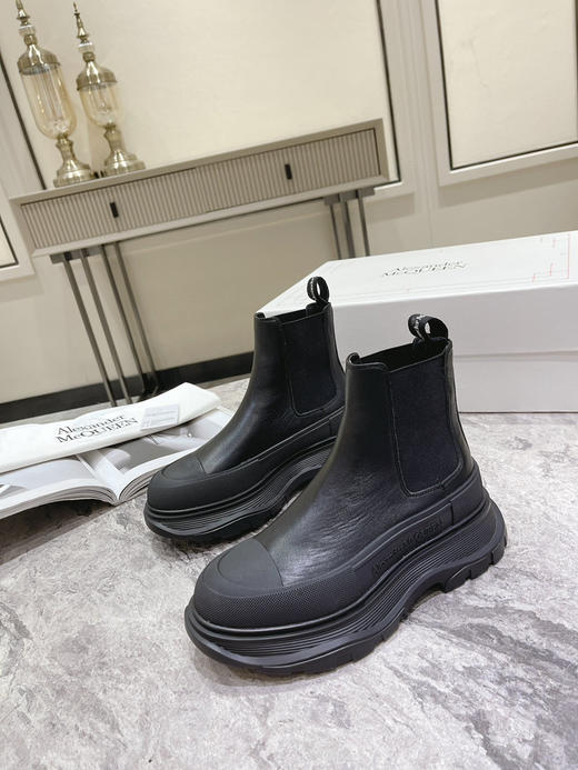 全黑厚底短靴 商品图1