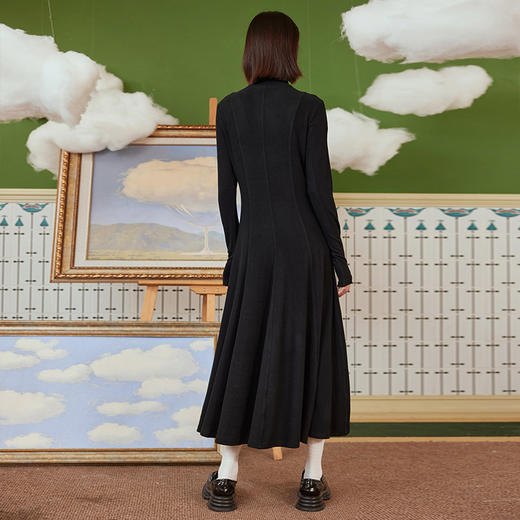 两三事 温软入冬 冬季新款简约高领厚款毛织连衣裙长裙 商品图3