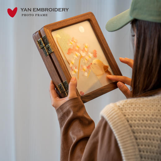 艷 湘绣 三折创意组合7寸折叠黑胡桃木相框摆台 商品图4