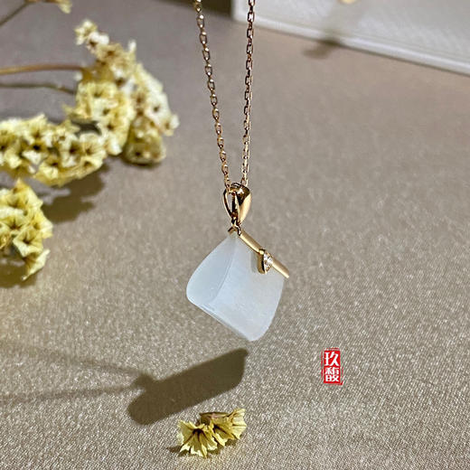 18K玫瑰金和田玉（白玉）镶钻吊坠--小钱包  /异形10*14mm  商品图1