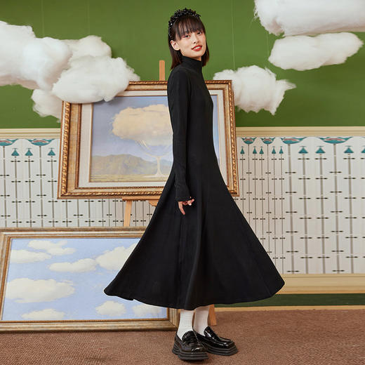 两三事 温软入冬 冬季新款简约高领厚款毛织连衣裙长裙 商品图4