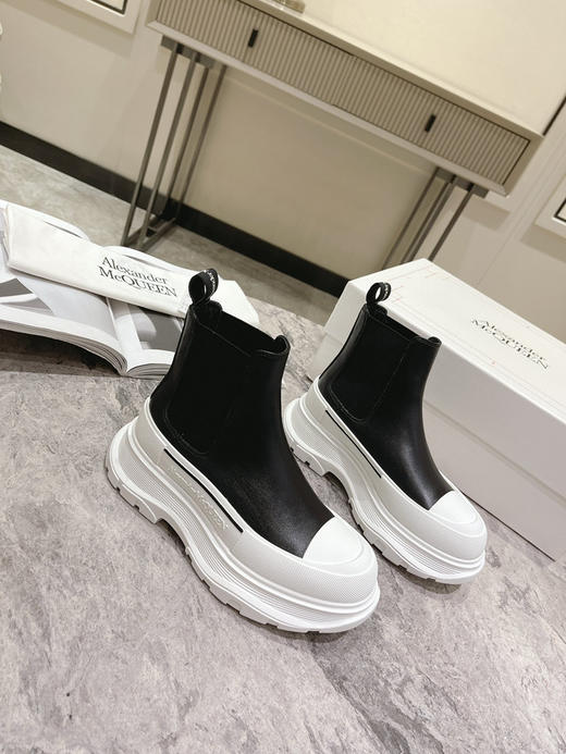 白底黑色厚底短靴 商品图1