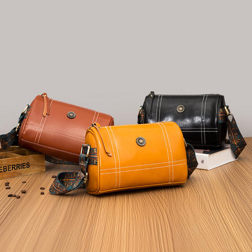 DY-8704OF 牛皮小包包女2022新款潮波士顿枕头包宽肩带女包休闲单肩斜挎包 商品图3