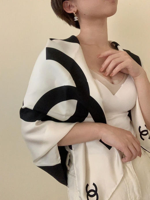 香奶经典中的经典 超美的丝巾。独家保真。
意想不到的无敌好价格！ 商品图1