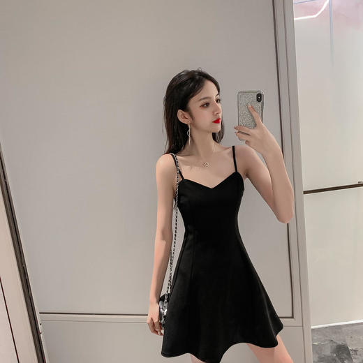 赫本吊带小黑裙~V领收腰性感露肩，气质连衣裙修身显瘦超显质感，轻松打造小蛮腰 商品图2
