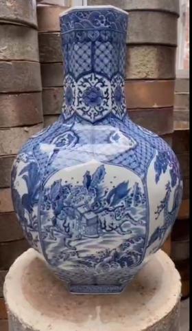 柴窑六方瑞兽天球瓶