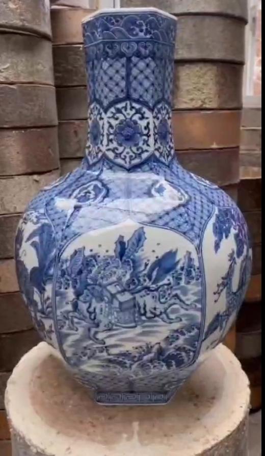柴窑六方瑞兽天球瓶 商品图0
