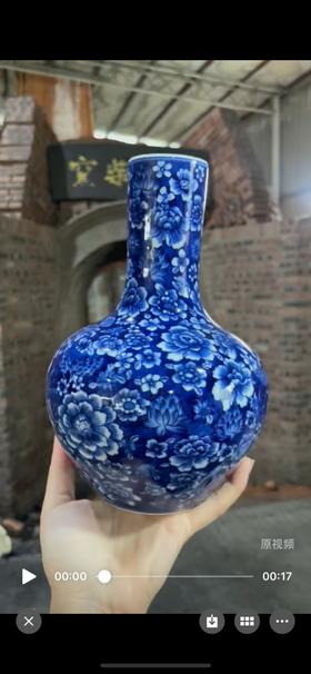 青花万花天球瓶