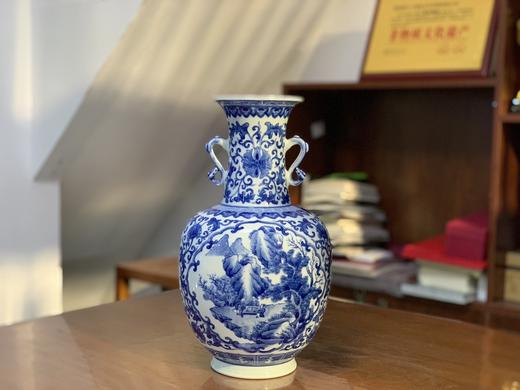 缠枝莲开窗双耳山水瓶 商品图0