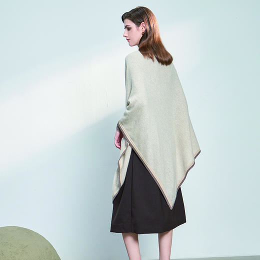 【纯羊绒撞色披肩】羊绒世家22年秋冬新品女士羊绒围巾简约纯色中长款围巾 商品图2