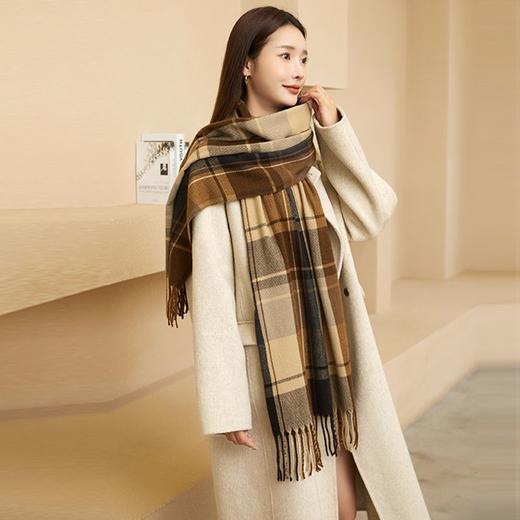 【轻奢仿羊绒围巾❗️衣橱常备】超百搭超好看，优雅时尚，软糯手感，微弹不紧绷，流苏男女情侣款保暖围脖/披肩/毛毯多用父亲节礼物新年礼盒年货礼盒 商品图8