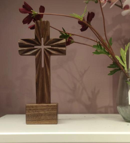 DF【兴起 发光】帐幕，窄门与十字光的抽象雕刻艺术 黑胡桃木雕刻祝福摆件 · 22cm×13cm ·礼盒包装 商品图2