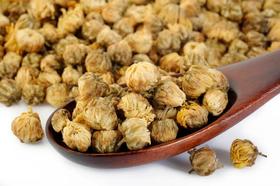 眼睛干涩又疲劳？常喝1茶、多做2事，让眼睛更水润明亮