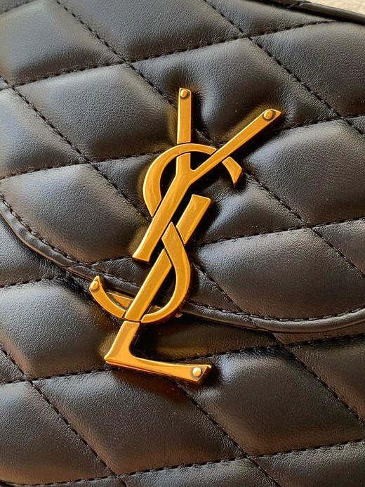 2022新款行走的财箱！新奇的箱形包，采用正面翻盖，字母漩口设计和菱形纹衍缝包缝！通体包型线条流畅，拐角弧度自然，工艺一流！ 商品图10