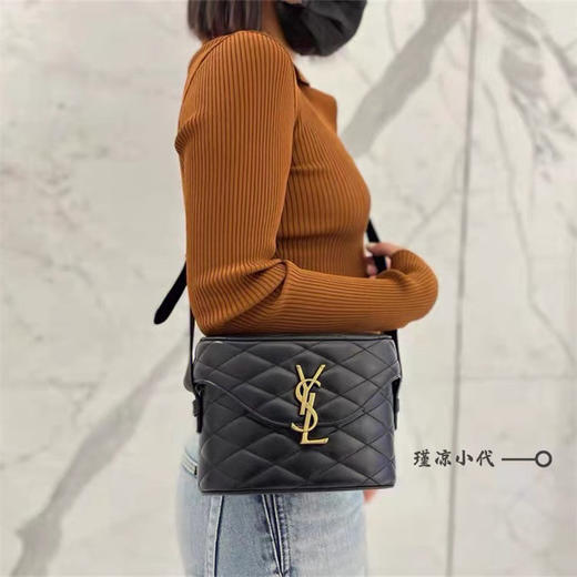 2022新款行走的财箱！新奇的箱形包，采用正面翻盖，字母漩口设计和菱形纹衍缝包缝！通体包型线条流畅，拐角弧度自然，工艺一流！ 商品图12