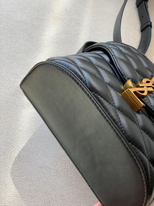 2022新款行走的财箱！新奇的箱形包，采用正面翻盖，字母漩口设计和菱形纹衍缝包缝！通体包型线条流畅，拐角弧度自然，工艺一流！ 商品图8