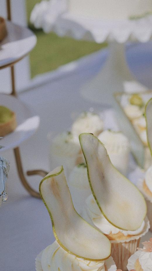 白绿色草坪婚礼甜品台 商品图9