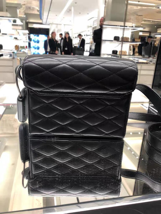 2022新款行走的财箱！新奇的箱形包，采用正面翻盖，字母漩口设计和菱形纹衍缝包缝！通体包型线条流畅，拐角弧度自然，工艺一流！ 商品图14