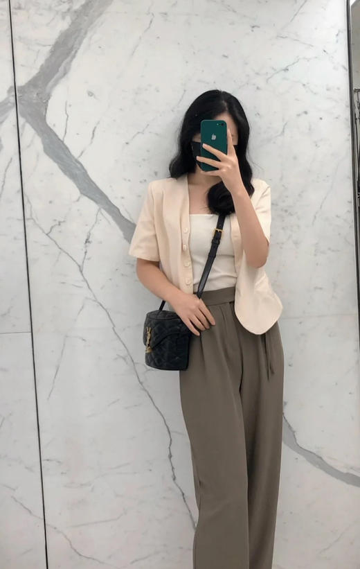 2022新款行走的财箱！新奇的箱形包，采用正面翻盖，字母漩口设计和菱形纹衍缝包缝！通体包型线条流畅，拐角弧度自然，工艺一流！ 商品图9