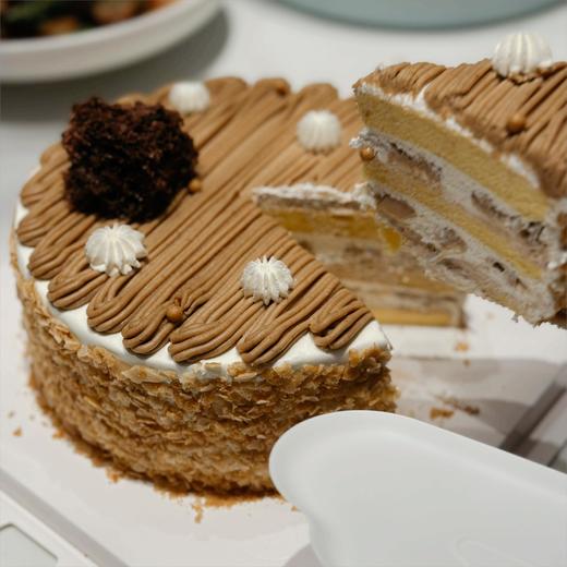 【甜久荟 薄脆片超级蒙布朗蛋糕】栗子蛋糕重度爱好者必选 内陷是栗子泥与100%动物脂鲜奶油 表面满铺栗子泥 口感馥郁 无化学添加 适合任何人群和场合 栗子泥的颜色在不同光线下会与图片有偏差 介意勿拍 商品图4