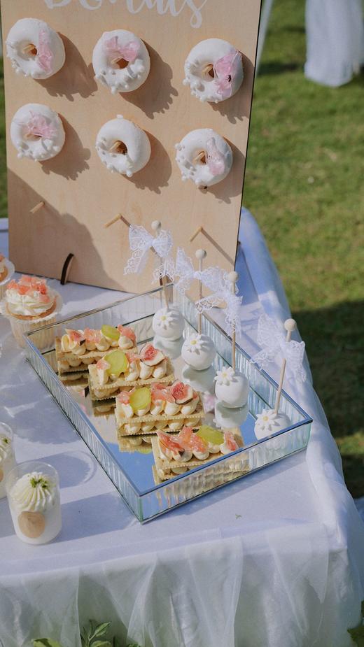 白绿色草坪婚礼甜品台 商品图4