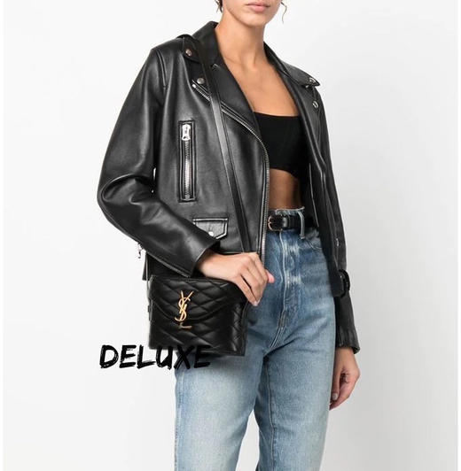 2022新款行走的财箱！新奇的箱形包，采用正面翻盖，字母漩口设计和菱形纹衍缝包缝！通体包型线条流畅，拐角弧度自然，工艺一流！ 商品图1