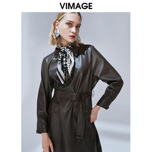 下架脱皮-VIMAGE纬漫纪品牌女装冬款气质翻领时尚收腰显瘦PU连衣裙V1407033 商品图3