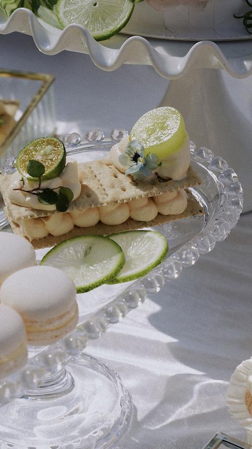 白绿色草坪婚礼甜品台 商品图2