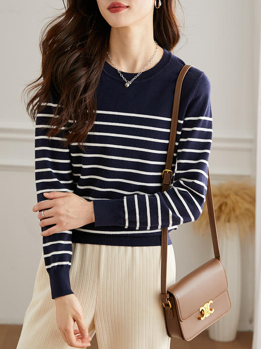 【专属特价】熙世界简约圆领条纹针织衫女秋装新款宽松慵懒套头百搭打底衫 商品图2