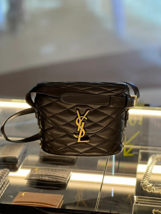 2022新款行走的财箱！新奇的箱形包，采用正面翻盖，字母漩口设计和菱形纹衍缝包缝！通体包型线条流畅，拐角弧度自然，工艺一流！ 商品图5