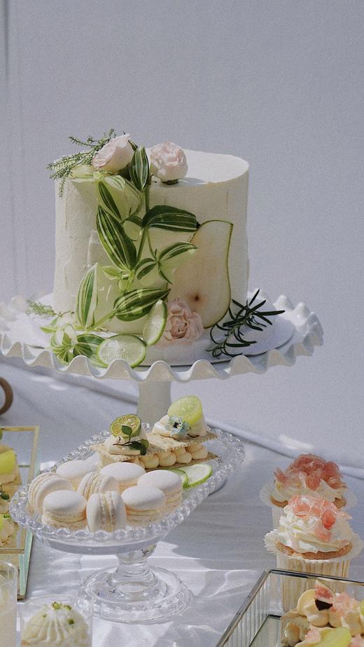 白绿色草坪婚礼甜品台 商品图5
