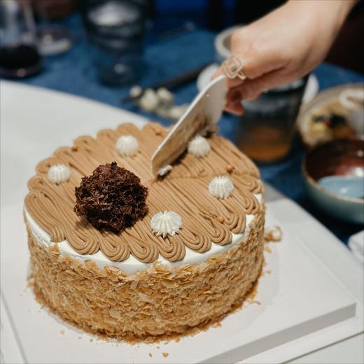 【甜久荟 薄脆片超级蒙布朗蛋糕】栗子蛋糕重度爱好者必选 内陷是栗子泥与100%动物脂鲜奶油 表面满铺栗子泥 口感馥郁 无化学添加 适合任何人群和场合 栗子泥的颜色在不同光线下会与图片有偏差 介意勿拍 商品图1