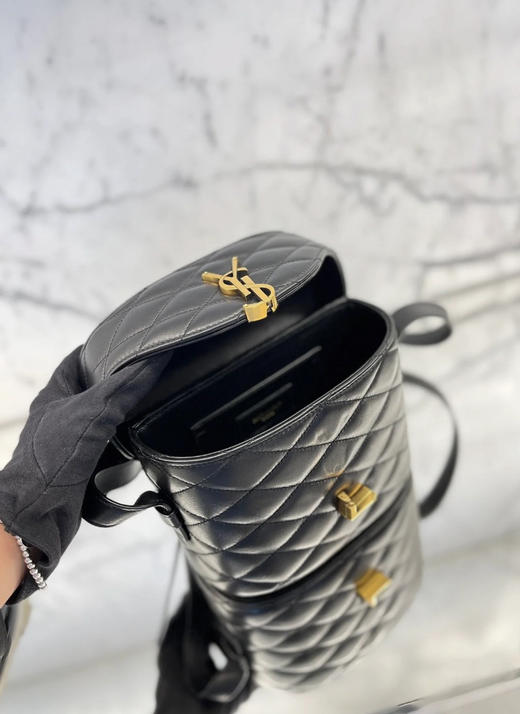 2022新款行走的财箱！新奇的箱形包，采用正面翻盖，字母漩口设计和菱形纹衍缝包缝！通体包型线条流畅，拐角弧度自然，工艺一流！ 商品图6