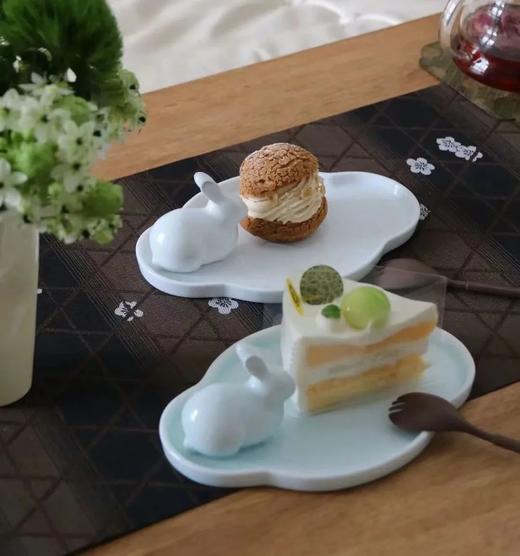 扬眉“兔”气 海棠春睡·兔子陶瓷系列！荣获多项国际大奖，清华美院陶瓷系艺术家作品  托盘/果盘/点心盘 景德镇湖田窑影青釉 高白泥硬质瓷碟 商品图8