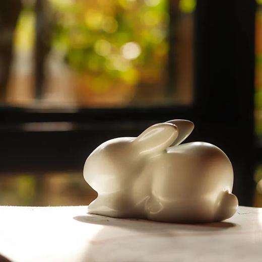 扬眉“兔”气 海棠春睡·兔子陶瓷系列！荣获多项国际大奖，清华美院陶瓷系艺术家作品  托盘/果盘/点心盘 景德镇湖田窑影青釉 高白泥硬质瓷碟 商品图7