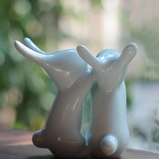 扬眉“兔”气 海棠春睡·兔子陶瓷系列！荣获多项国际大奖，清华美院陶瓷系艺术家作品  托盘/果盘/点心盘 景德镇湖田窑影青釉 高白泥硬质瓷碟 商品图3