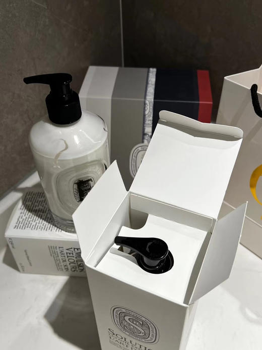 王炸礼盒 贵妇品质 蒂普提克礼盒 350ml的磨砂啫喱嫩肤洗手液➕350ml的护手霜（护理乳）全套礼盒柜台包装 香港 免税促销 仅有少量 商品图5