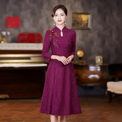 WD-WZ412嫁女儿新娘妈妈礼服高贵洋气冬季加厚结婚母亲旗袍紫红色连衣裙女 商品图0