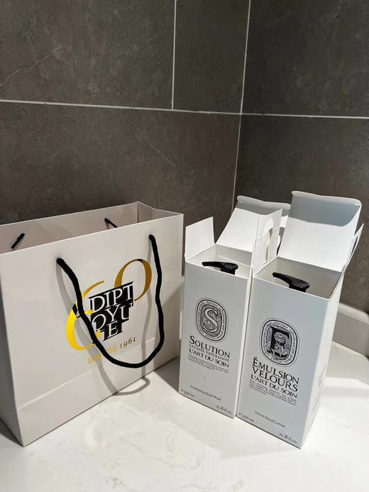 王炸礼盒 贵妇品质 蒂普提克礼盒 350ml的磨砂啫喱嫩肤洗手液➕350ml的护手霜（护理乳）全套礼盒柜台包装 香港 免税促销 仅有少量 商品图9