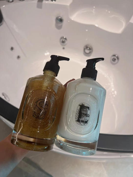 王炸礼盒 贵妇品质 蒂普提克礼盒 350ml的磨砂啫喱嫩肤洗手液➕350ml的护手霜（护理乳）全套礼盒柜台包装 香港 免税促销 仅有少量 商品图2
