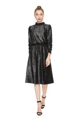 AVA 光泽感收腰连衣裙 5054