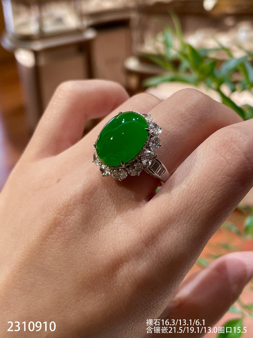 2310910，老坑冰艳绿蛋面戒指。具体价格微信咨询 商品图0