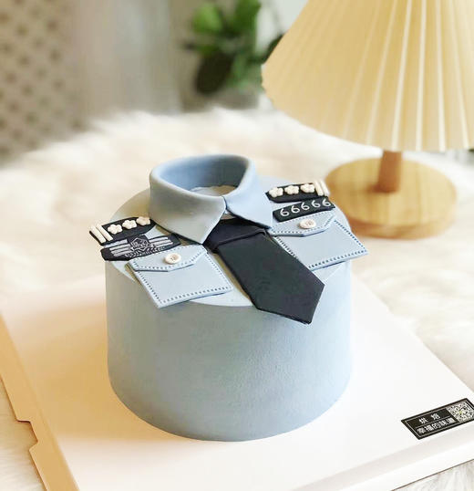 半翻糖制服蛋糕，全部装饰可食用，高端私人订制，需提前3天以上私信客服小妹，确定款式后预订 商品图3