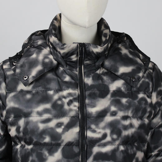FOCALS福柯斯新款印花休闲保暖连帽短款羽绒服FYBDD829AV 商品图3