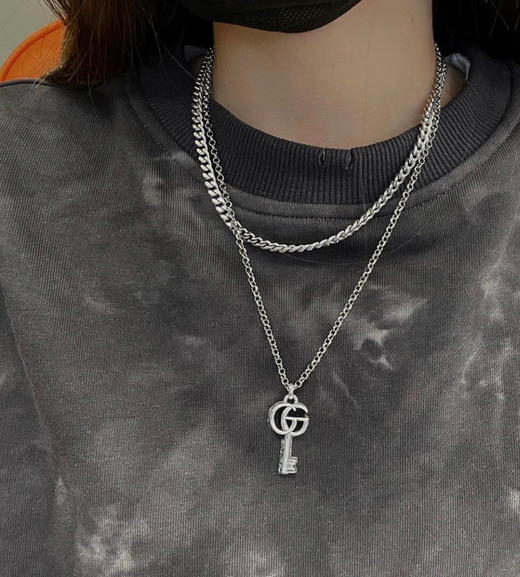 𝐆𝐮𝐜𝐜*纯银镀黑做旧 蔓藤雕刻 双G造型钥匙吊坠项链 商品图1