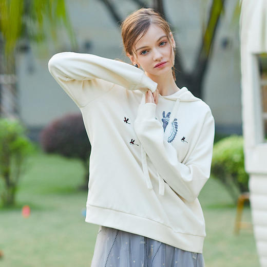 欧芮儿 秋装2019新款女装绣花卫衣女连帽百搭宽松保暖上衣 商品图2