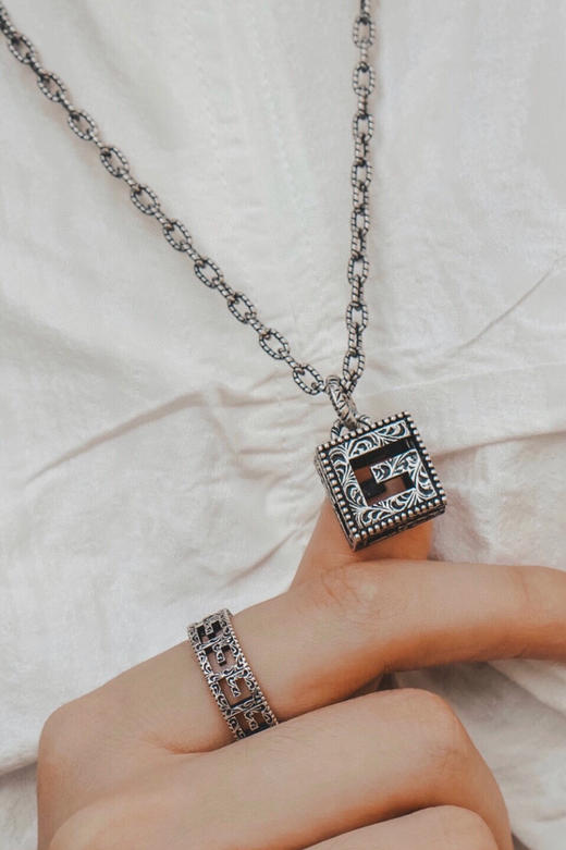 𝐆𝐮𝐜𝐜*  纯银做旧 十字雕花镂空 G字方形图案 商品图0