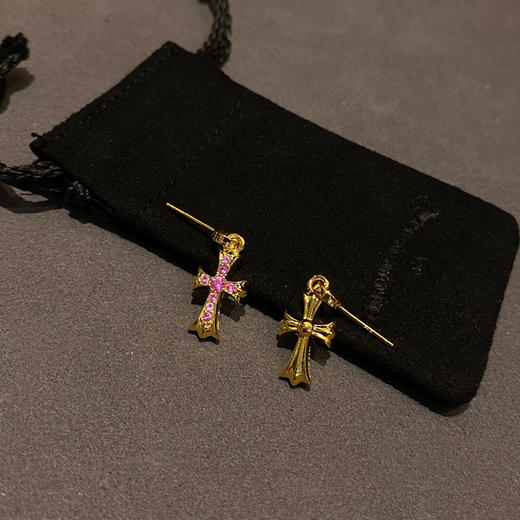 𝗖𝗵𝗿𝗼𝗺𝗲 𝗛𝗲𝗮𝗿𝘁𝘀克罗心  镀金粉钻十字耳钉 商品图3
